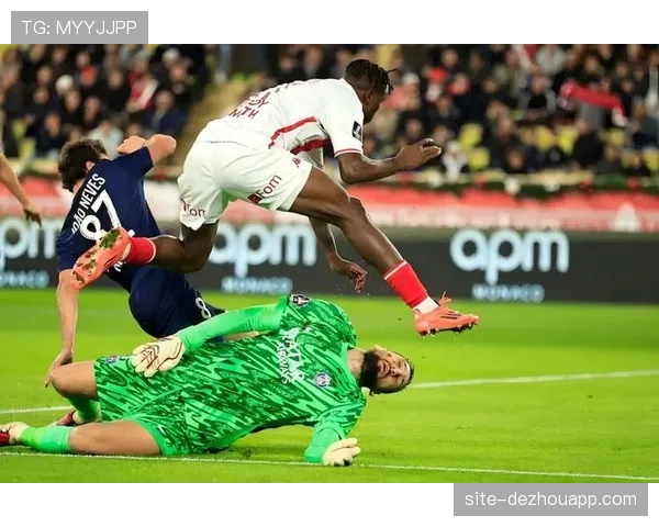 戈洛文蹬踏犯规VAR改判直红 摩纳哥主场2-3遭巴黎逆转 戈洛文蹬踏犯规VAR改判直红 摩纳哥主场2-3遭巴黎逆转